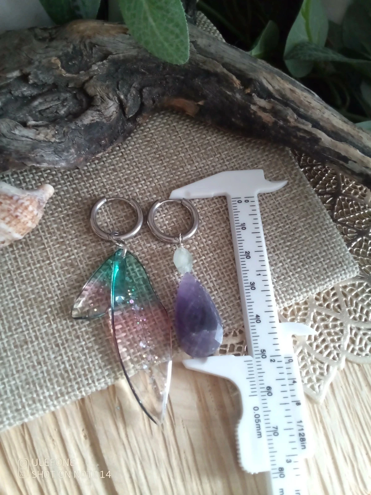 Boucles d'oreilles bohèmes asymétriques ailes et pierres améthyste et fluorine – photo 2